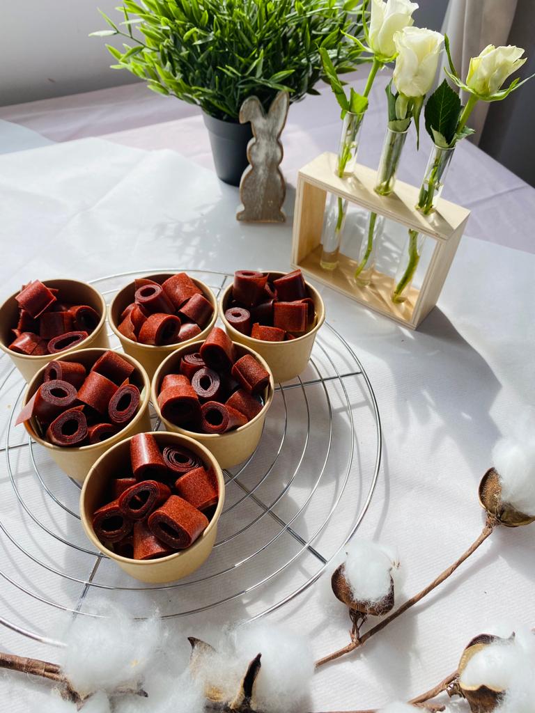 CRUD: O educatoare din Sibiu și-a transformat pasiunea în mică afacere. Denisa face prăjituri raw vegane, fără procesare chimică sau termică
