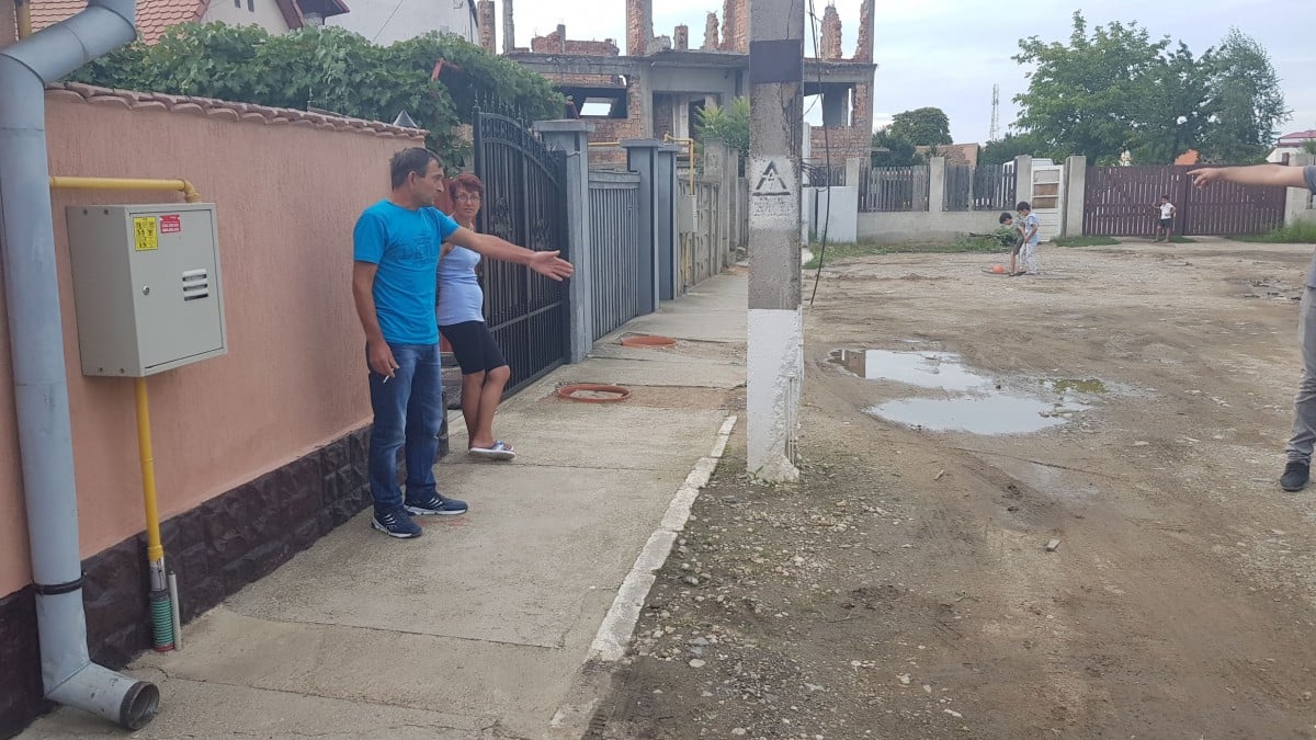 Strada de pământ cu zeci de locuitori, care e în atenția Primăriei, dar „care nu a intrat încă în modernizare”