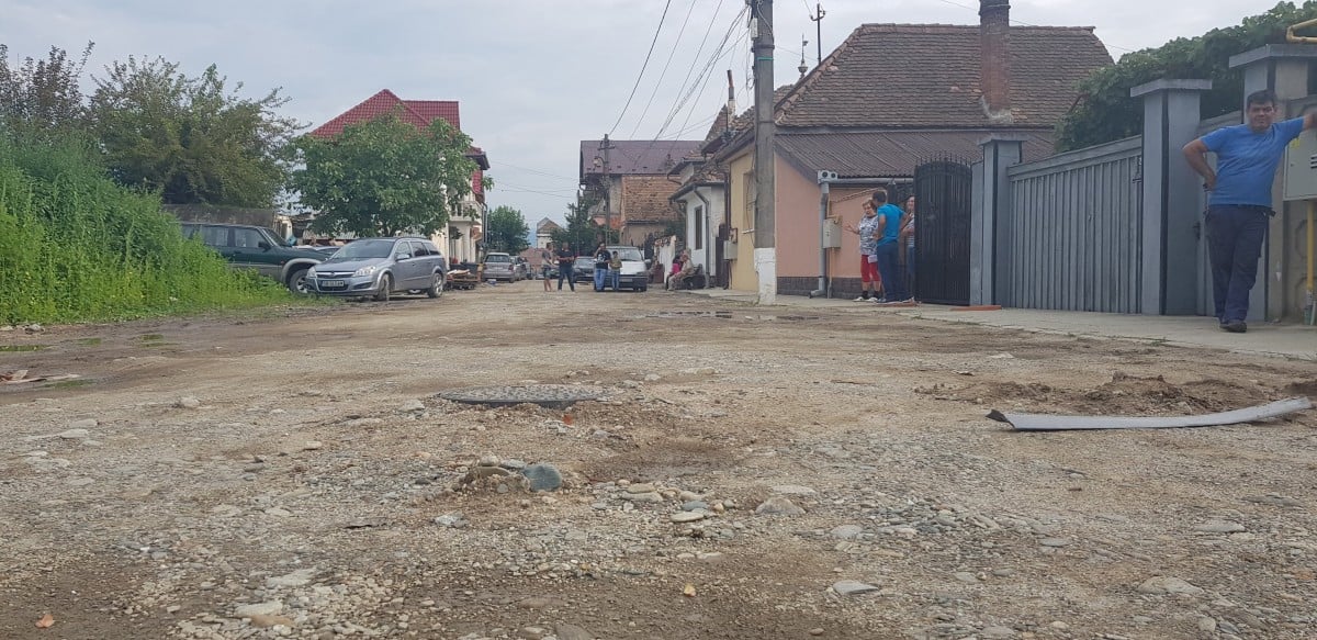 Strada de pământ cu zeci de locuitori, care e în atenția Primăriei, dar „care nu a intrat încă în modernizare”