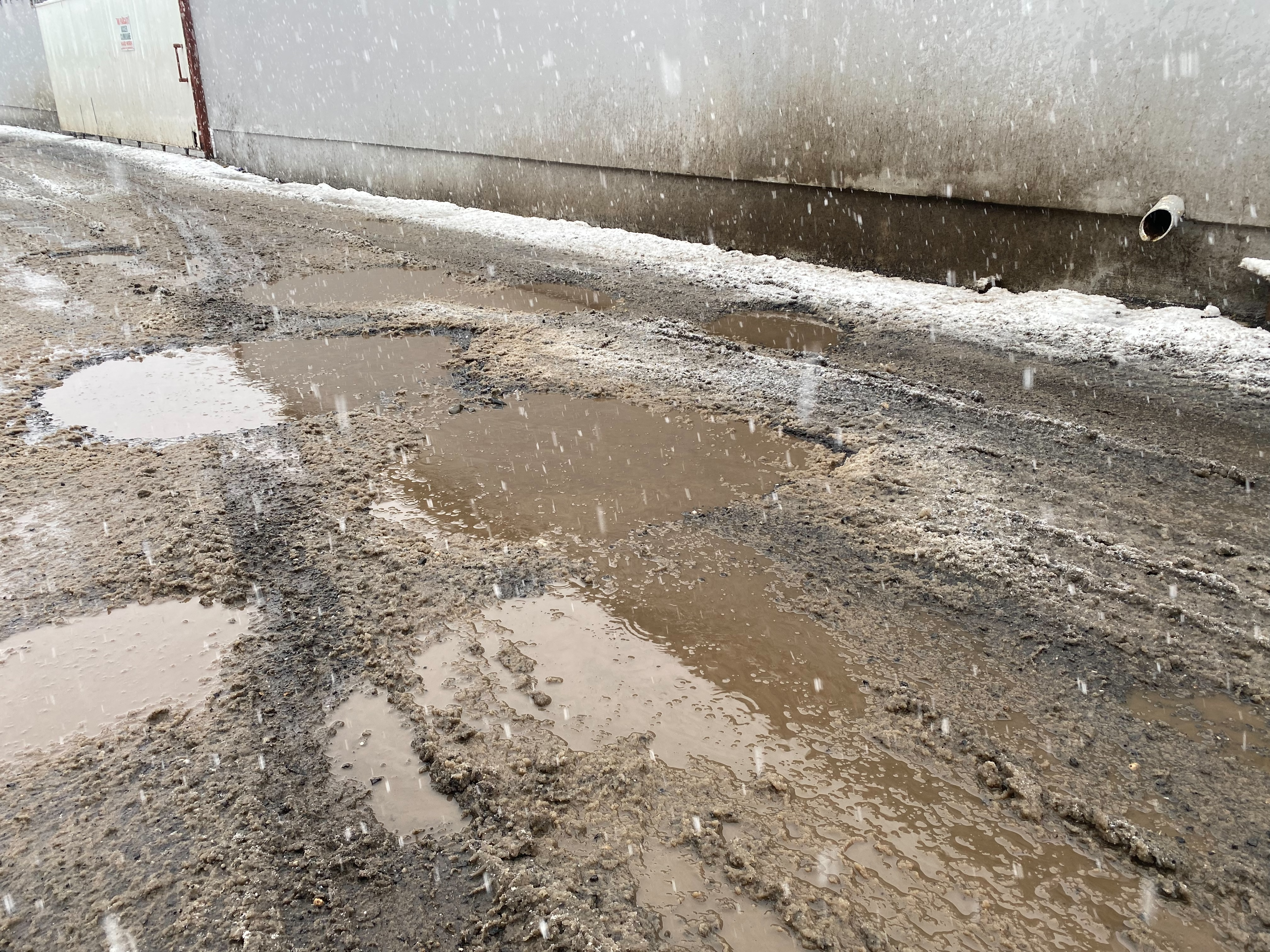 Strada de pământ cu zeci de locuitori, care e în atenția Primăriei, dar „care nu a intrat încă în modernizare”