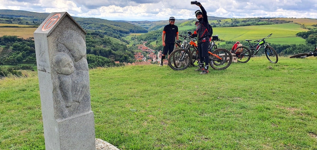 Pe toată Via Transilvanica, ziua 13. Ne-au petrecut doi primari, ambii sibieni, și am sfârșit rătăcind noaptea prin pădure