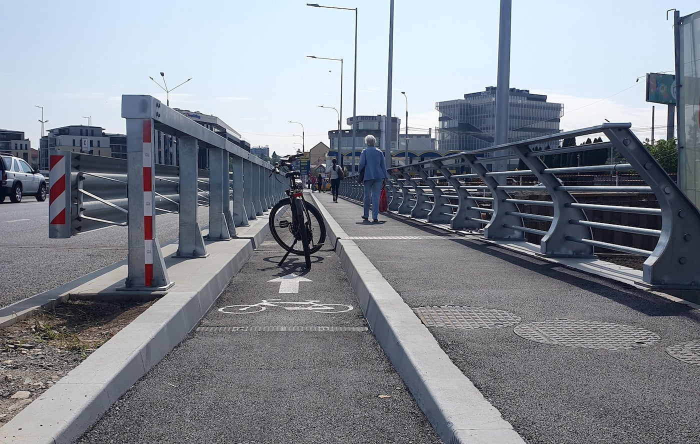 „Atât s-a putut” pe noile poduri de pe Alba Iulia: o pistă de biciclete e în șanț, cealaltă - parțial sub parapete