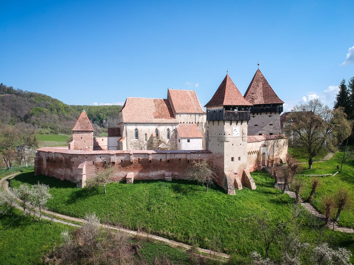 După opt ani de lucrări, biserica fortificată din Alma Vii se redeschide vizitatorilor. Scheletul sasului și ”frigiderul” medieval, printre atracțiile turistice