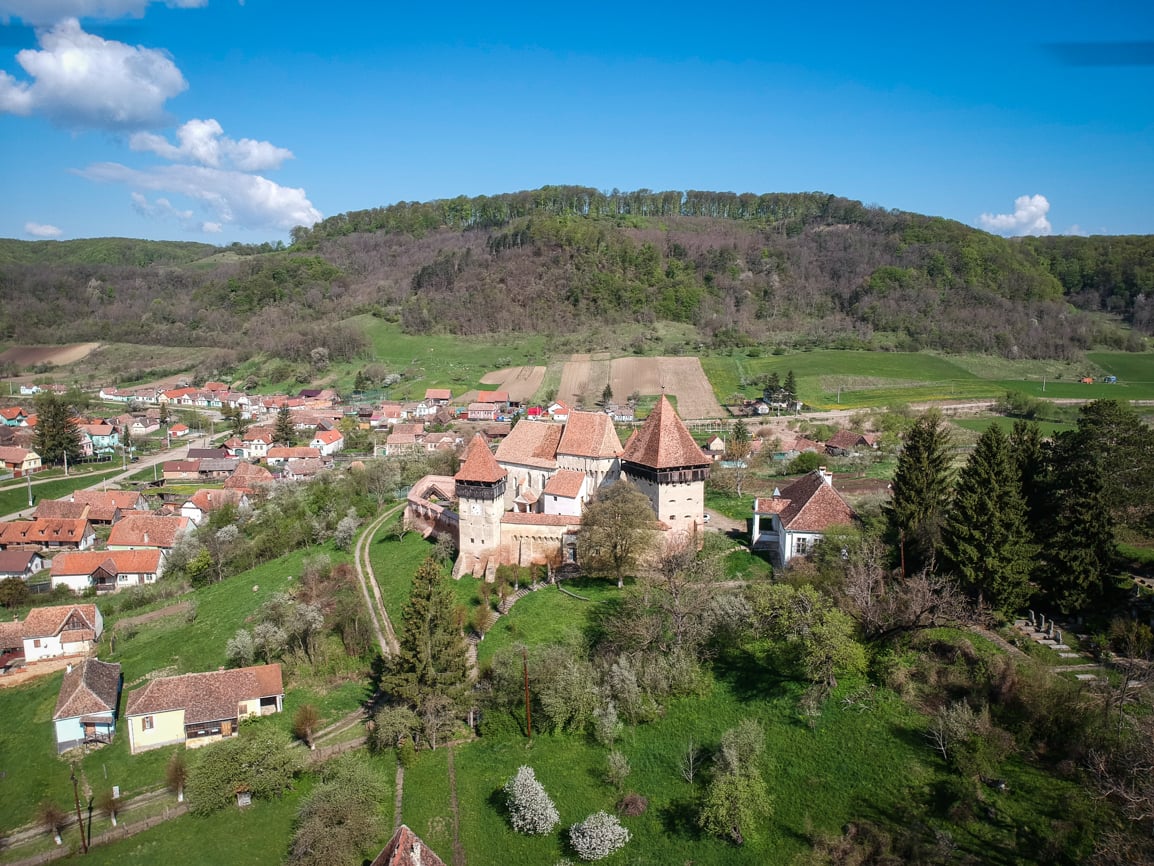 După opt ani de lucrări, biserica fortificată din Alma Vii se redeschide vizitatorilor. Scheletul sasului și ”frigiderul” medieval, printre atracțiile turistice
