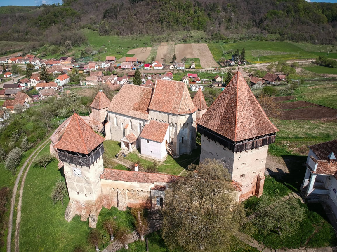 După opt ani de lucrări, biserica fortificată din Alma Vii se redeschide vizitatorilor. Scheletul sasului și ”frigiderul” medieval, printre atracțiile turistice