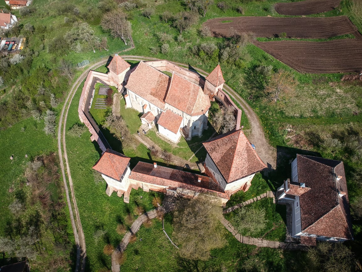 După opt ani de lucrări, biserica fortificată din Alma Vii se redeschide vizitatorilor. Scheletul sasului și ”frigiderul” medieval, printre atracțiile turistice