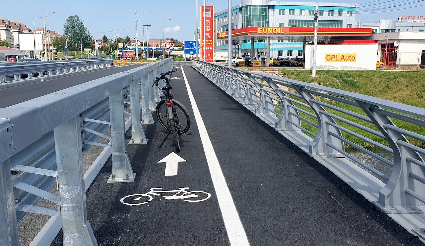 „Atât s-a putut” pe noile poduri de pe Alba Iulia: o pistă de biciclete e în șanț, cealaltă - parțial sub parapete