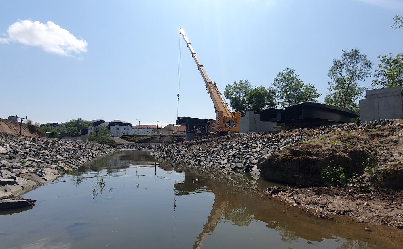 A început montarea podului circular peste Cibin și Roscbach. Deocamdată, unic în țară