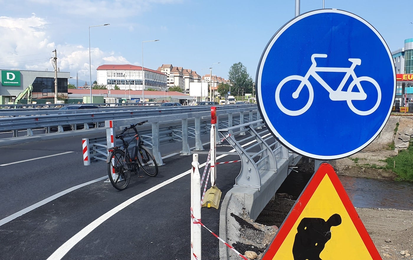„Atât s-a putut” pe noile poduri de pe Alba Iulia: o pistă de biciclete e în șanț, cealaltă - parțial sub parapete