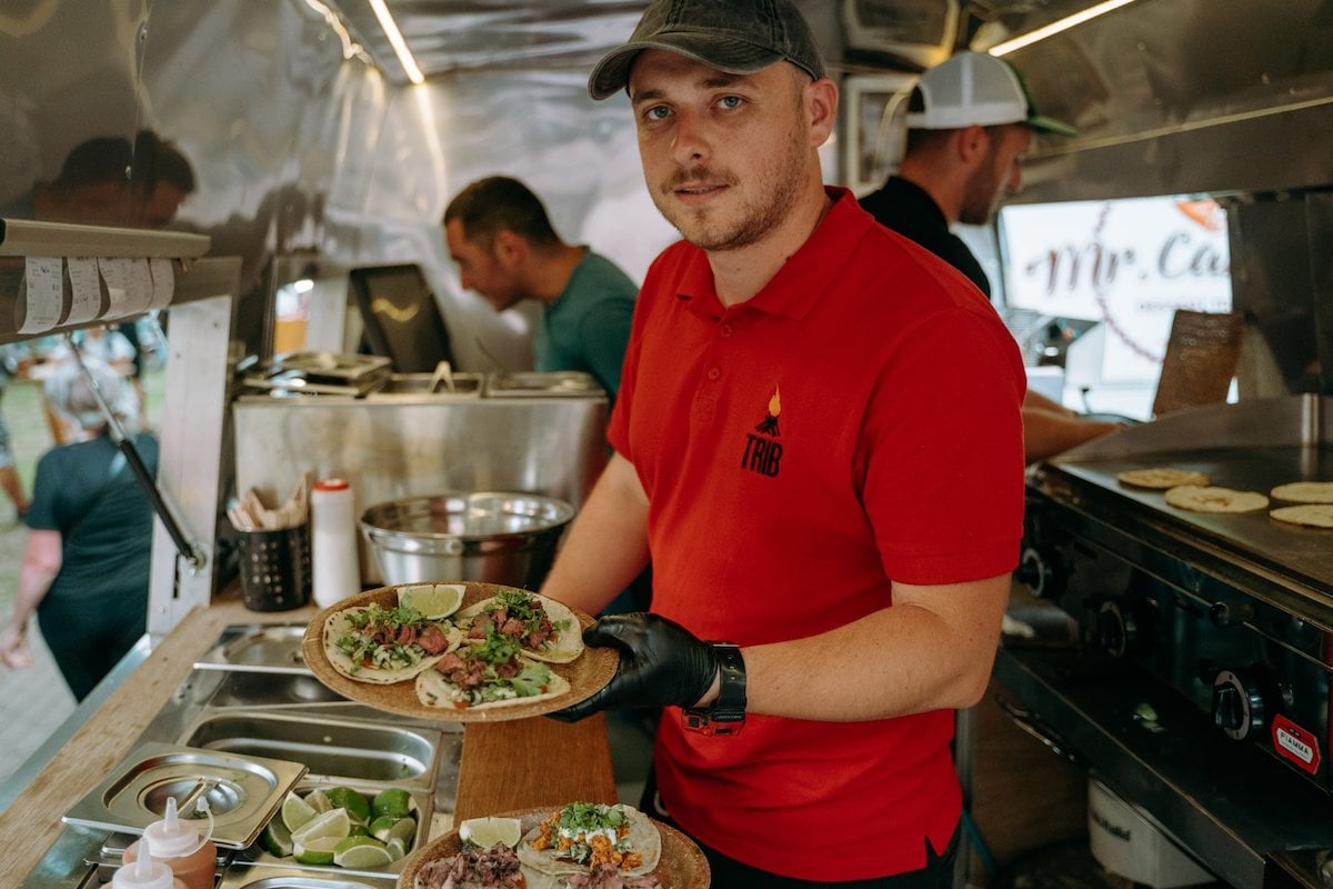 VINO la cel mai cool street food din Sibiu - Muzica bună și zeci de food truck-uri ”invadează” Parcul Tineretului timp de patru zile