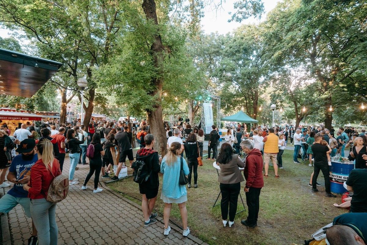 VINO la cel mai cool street food din Sibiu - Muzica bună și zeci de food truck-uri ”invadează” Parcul Tineretului timp de patru zile