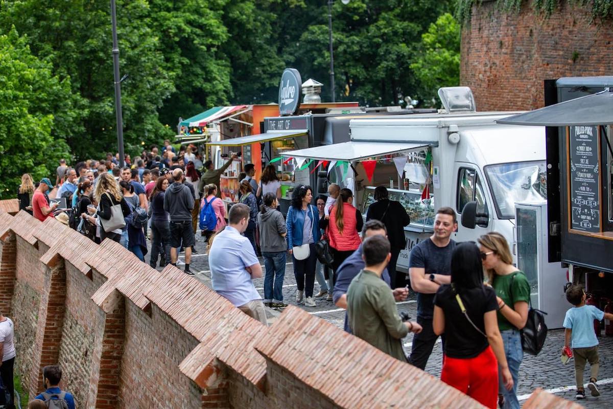 VINO la cel mai cool street food din Sibiu - Muzica bună și zeci de food truck-uri ”invadează” Parcul Tineretului timp de patru zile