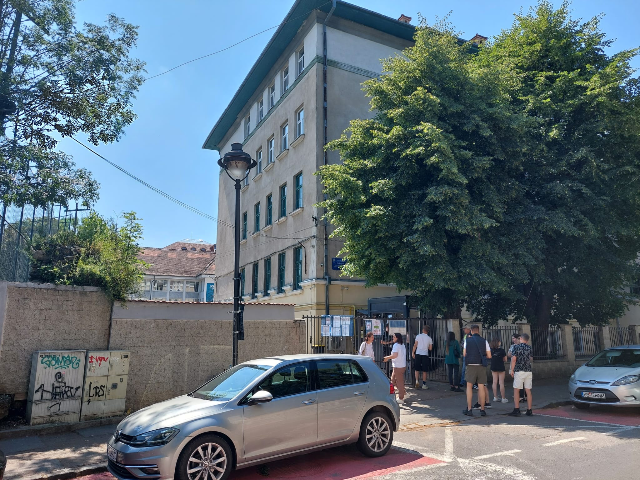 O dirigintă și-a așteptat cu emoție elevii să iasă de la BAC. Nici cea de-a doua probă nu a fost grea