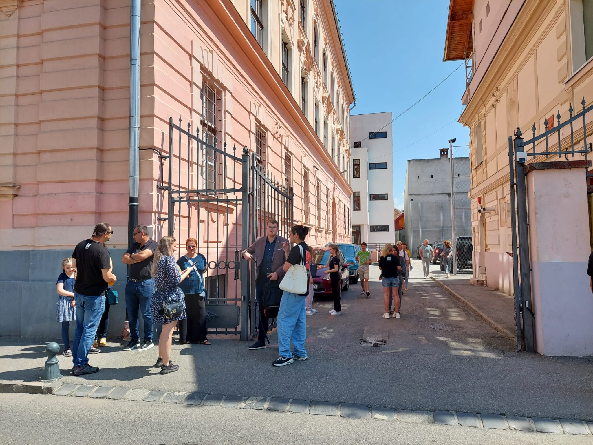 O dirigintă și-a așteptat cu emoție elevii să iasă de la BAC. Nici cea de-a doua probă nu a fost grea
