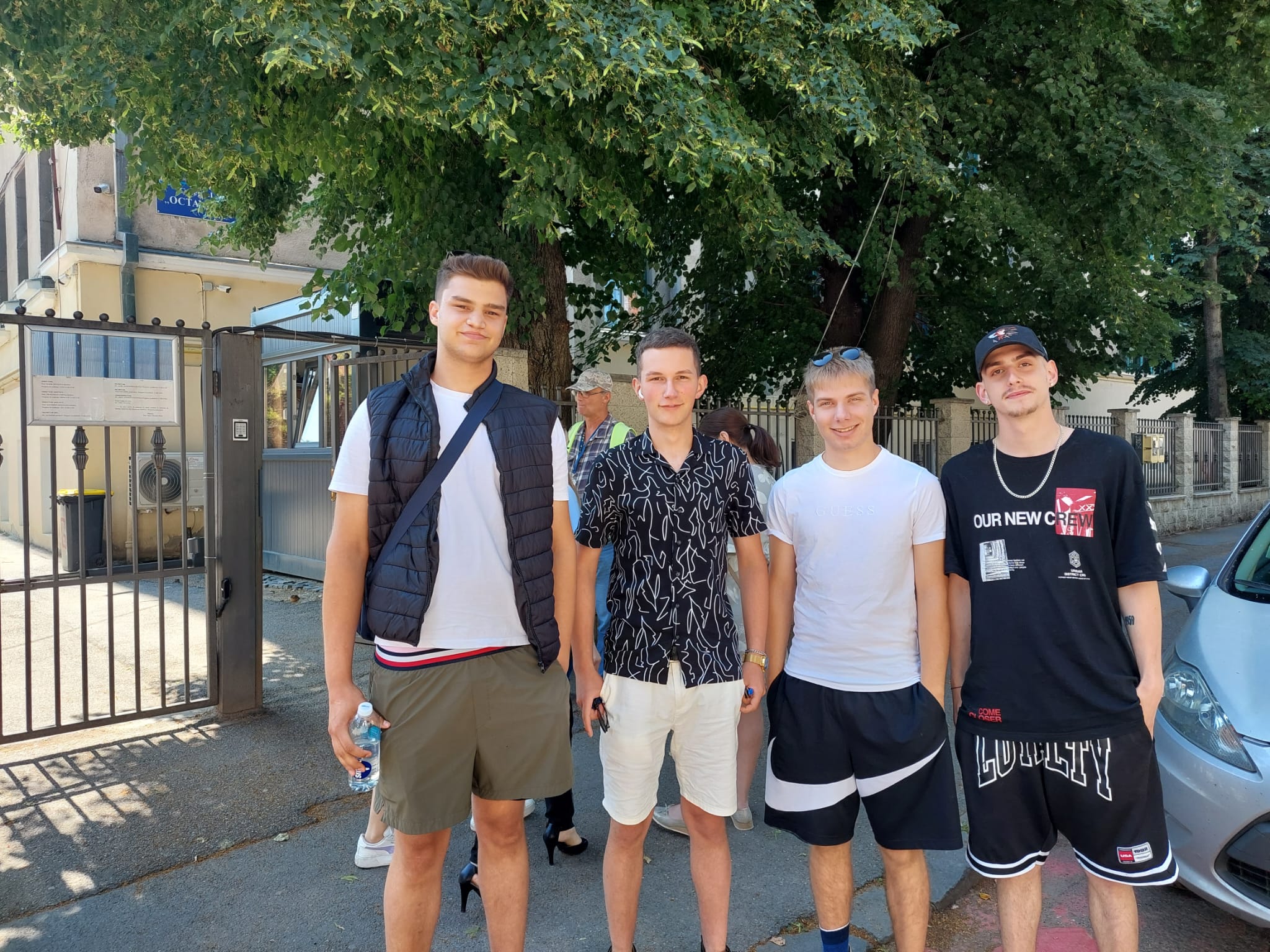 O dirigintă și-a așteptat cu emoție elevii să iasă de la BAC. Nici cea de-a doua probă nu a fost grea