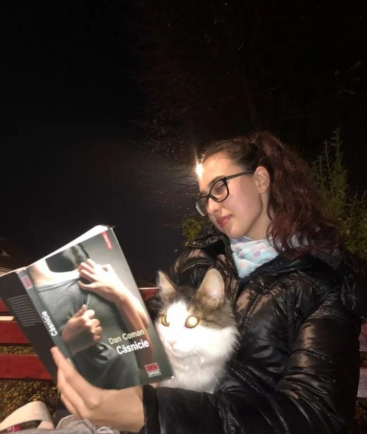 Raluca și Theodora sunt elevele de liceu ale Sibiului premiante la concursul național „Tinere Condeie”. Raluca va pleca în tabără de creație literară