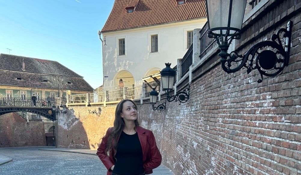 Raluca și Theodora sunt elevele de liceu ale Sibiului premiante la concursul național „Tinere Condeie”. Raluca va pleca în tabără de creație literară