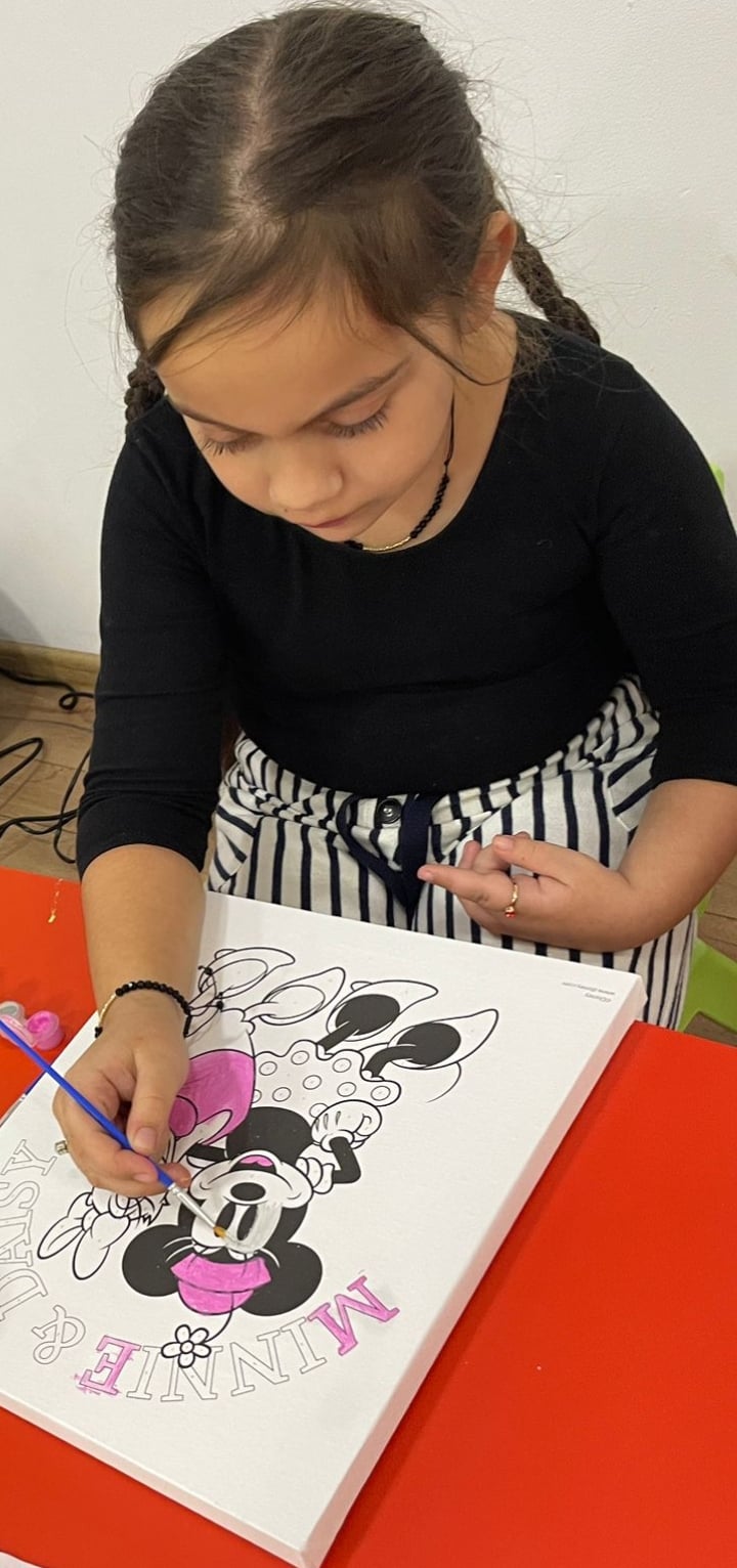 Sara, o fetiță de 8 ani din Sibiu, are nevoie de 4.500 de euro pentru o viață normală. „Eu ca mamă nu-mi permit să obosesc, dar îmi este greu să țin pasul cu atâtea costuri”