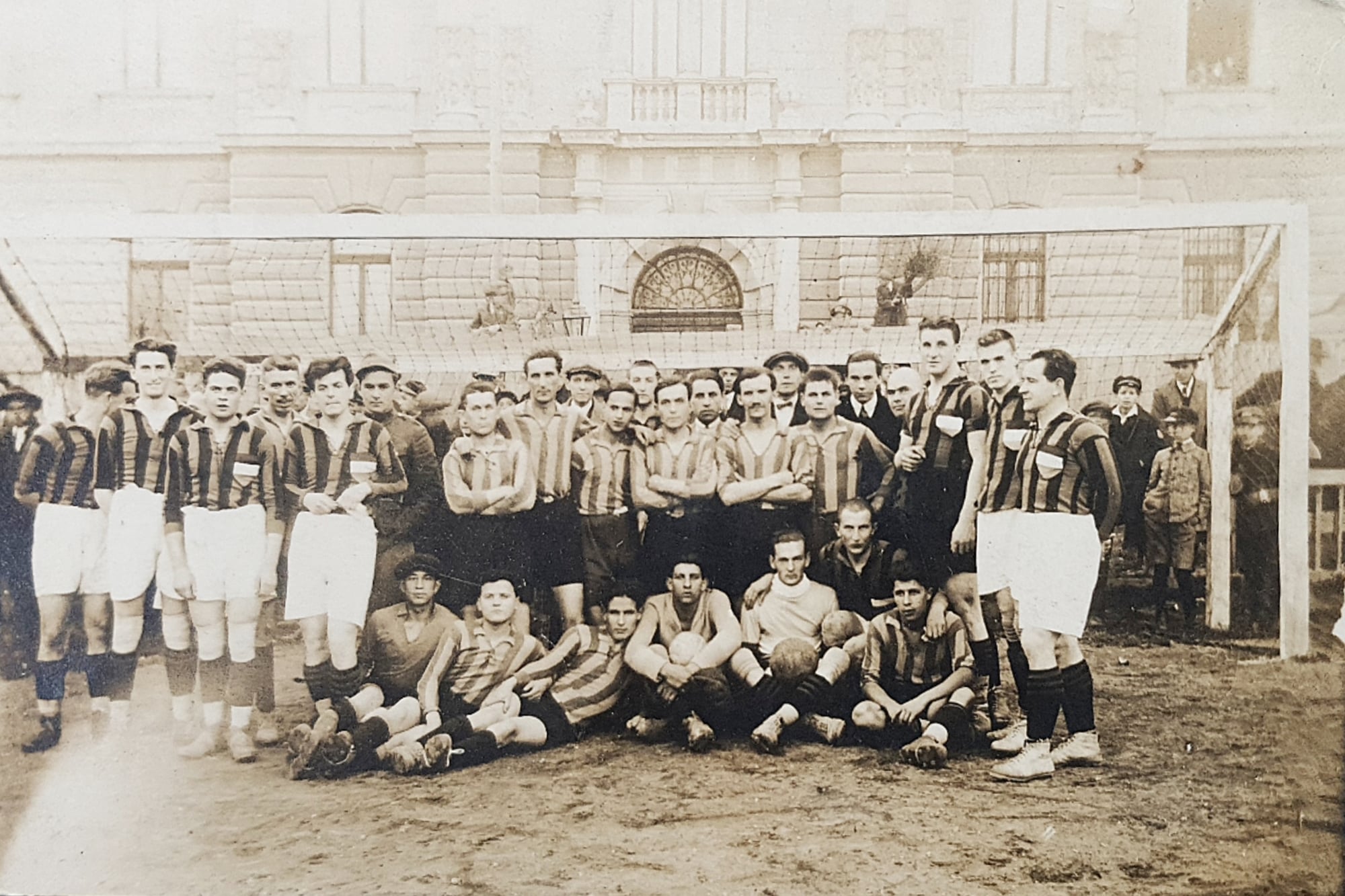 „Șoimii Sibiu”: O călătorie în imagini prin istoria echipei de fotbal. Cea mai veche fotografie prezentată datează din 1921