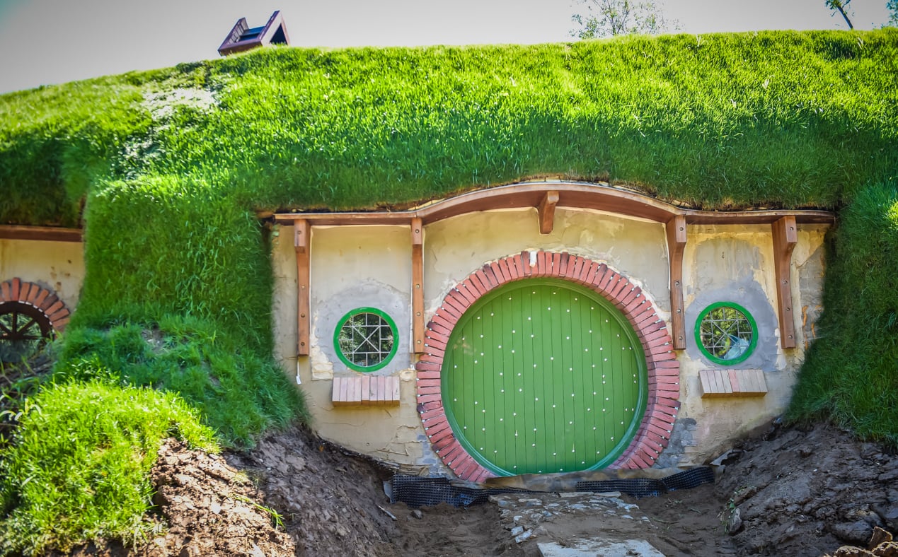 Un nou obiectiv turistic la marginea Sibiului - ”Casa hobbiților” făcută de Boierul Ilie