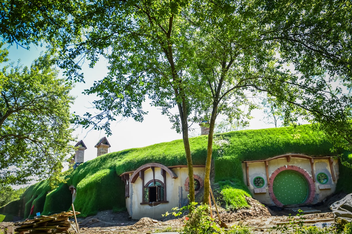 Un nou obiectiv turistic la marginea Sibiului - ”Casa hobbiților” făcută de Boierul Ilie