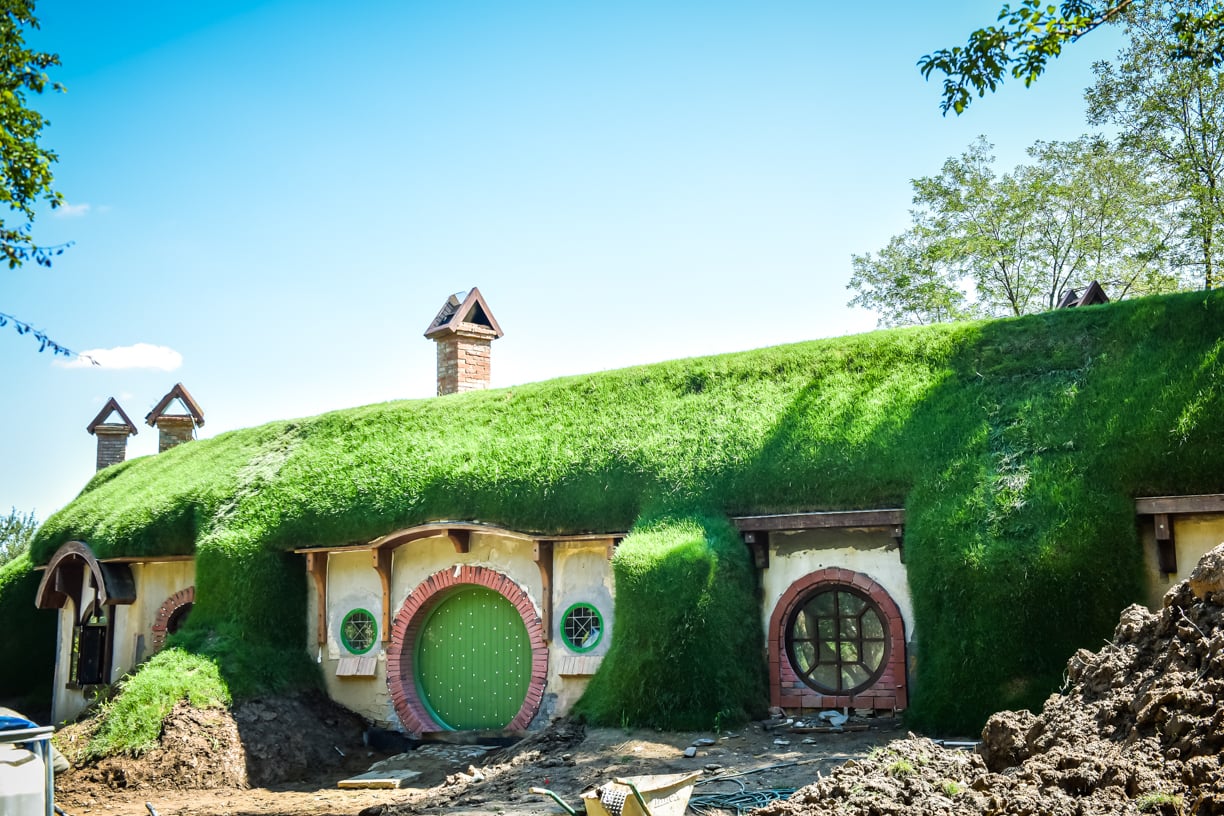 Un nou obiectiv turistic la marginea Sibiului - ”Casa hobbiților” făcută de Boierul Ilie