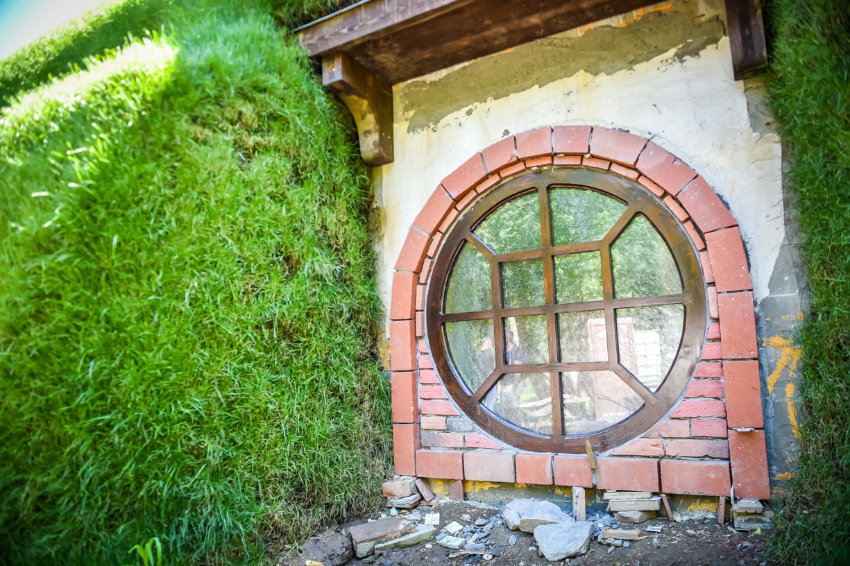 Un nou obiectiv turistic la marginea Sibiului - ”Casa hobbiților” făcută de Boierul Ilie