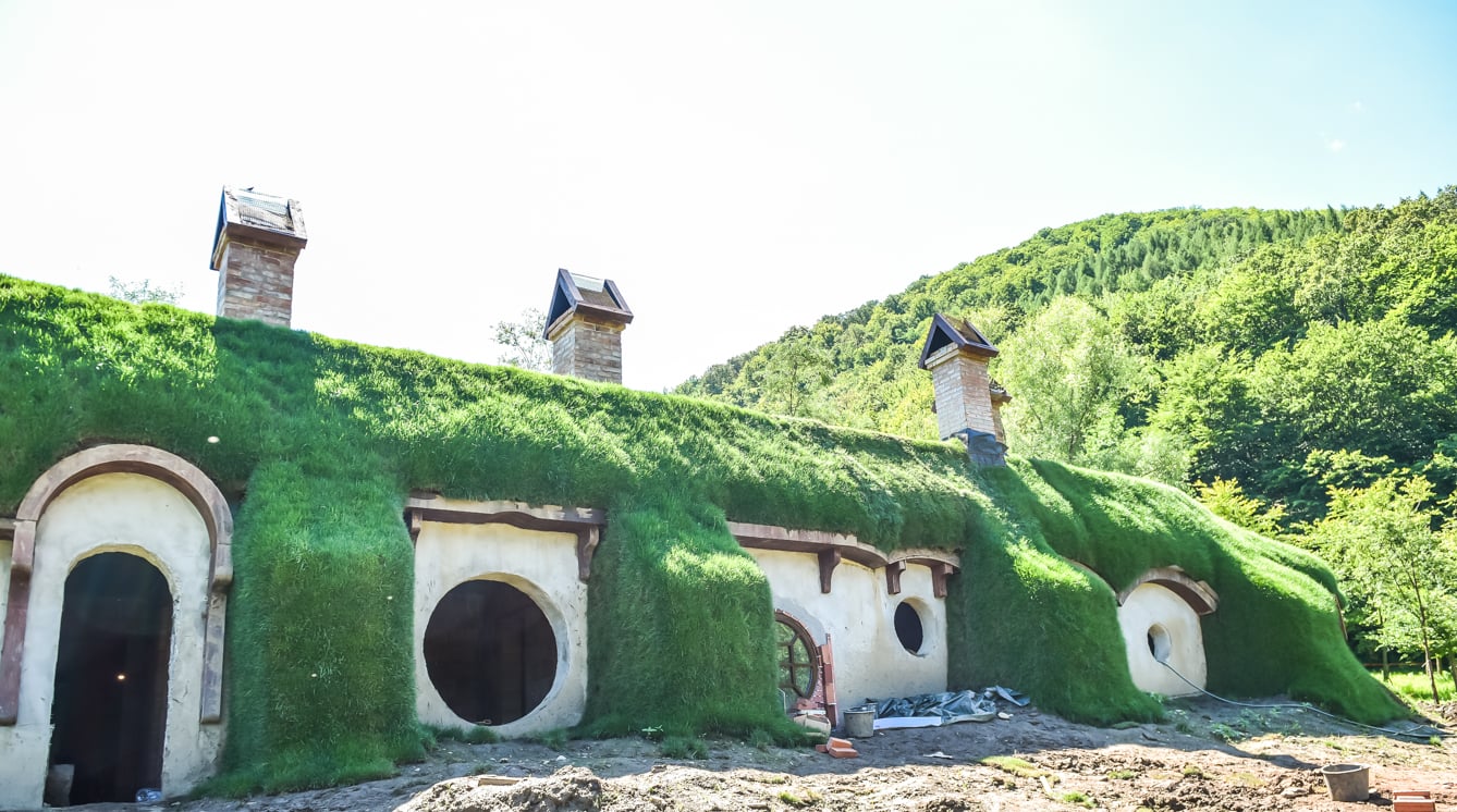 Un nou obiectiv turistic la marginea Sibiului - ”Casa hobbiților” făcută de Boierul Ilie