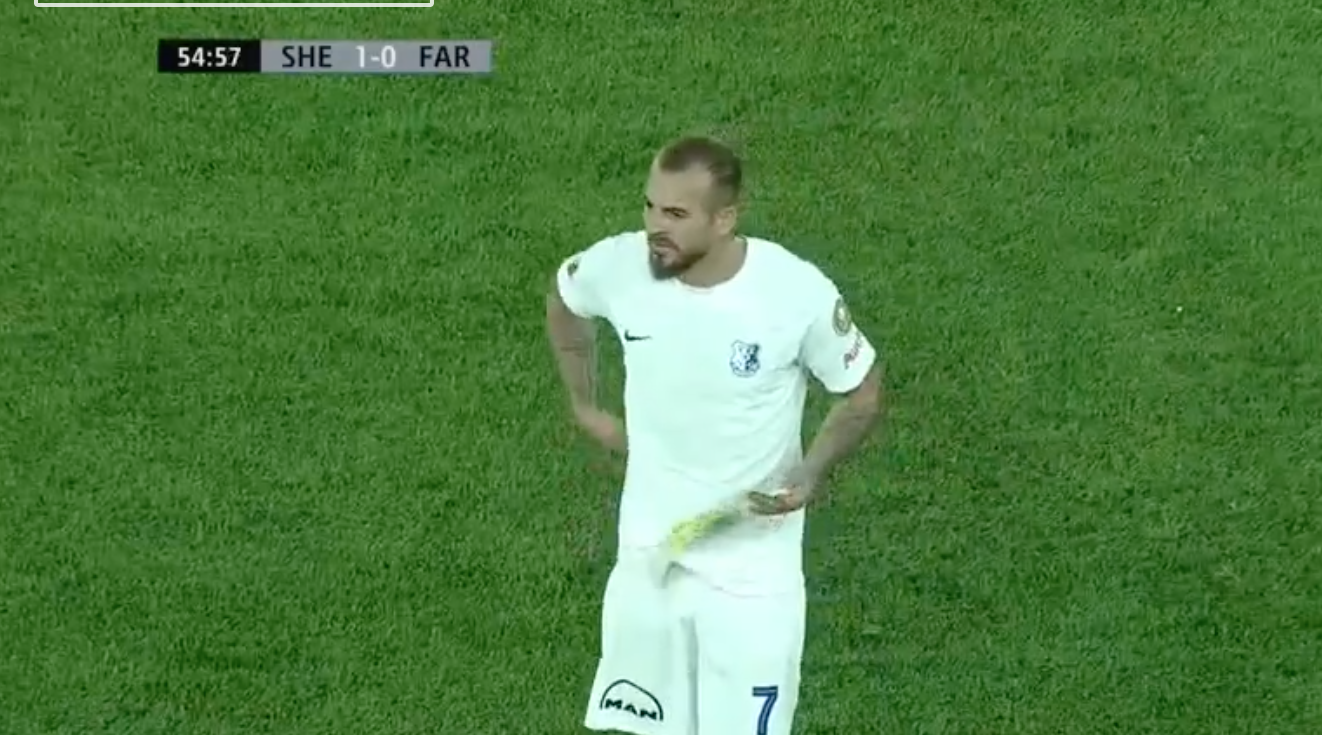 Fotbaliștii de la Farul, obligați în R. Moldova să-și schimbe tricourile care aveau denumirea unei case de pariuri. La Sibiu s-a făcut reclamă pe cer, cu drone