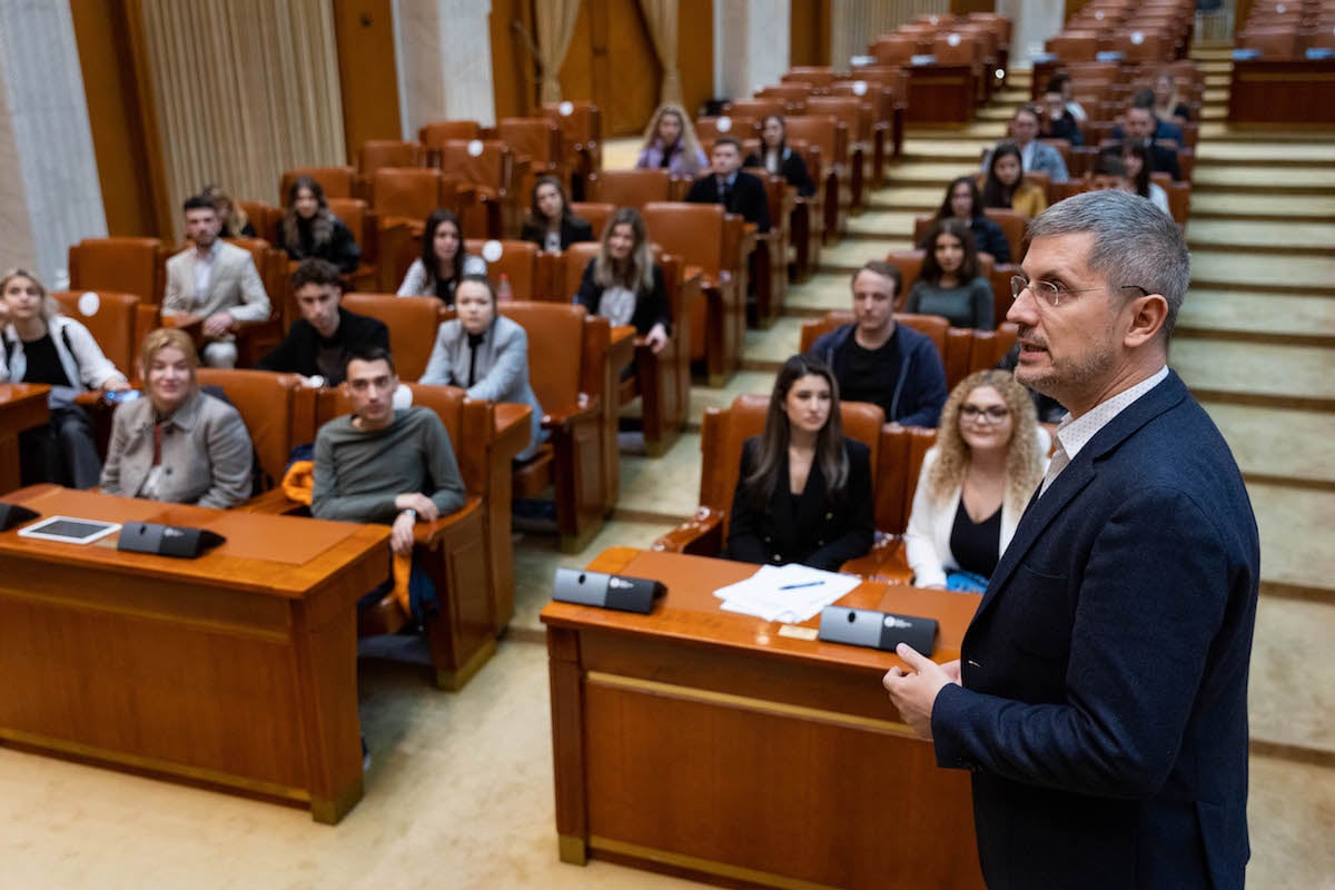 După ce o casă de pariuri a fost promovată pe cerul Sibiului, am întrebat deputații ce părere au despre astfel de reclame. Doar doi au răspuns