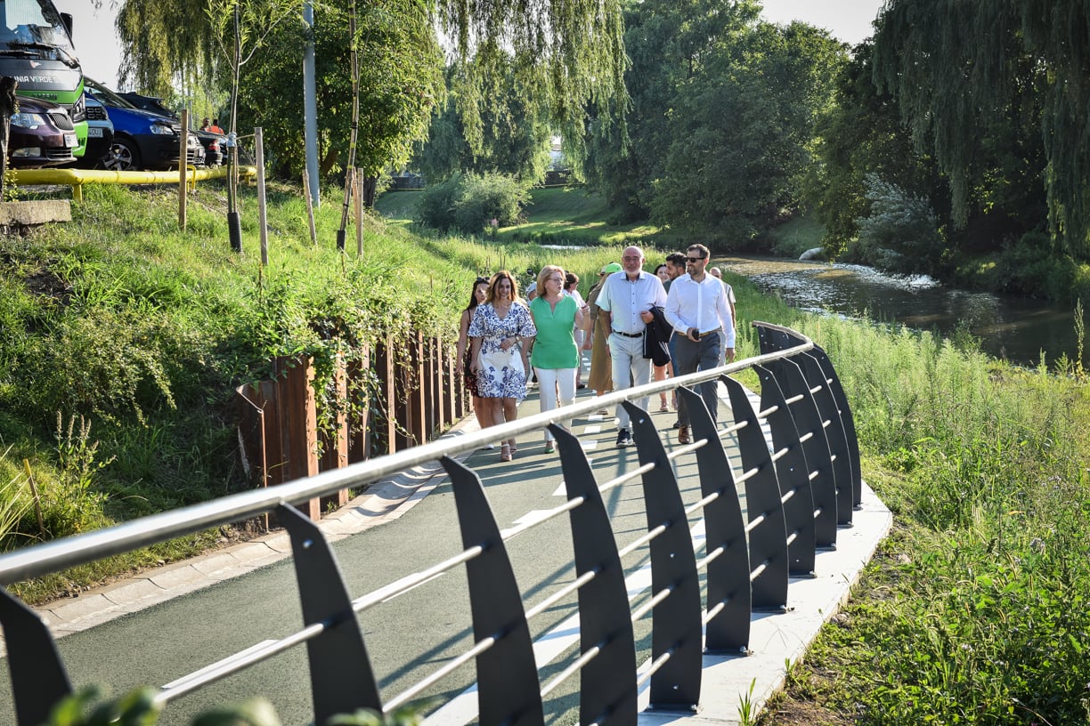 A fost inaugurată pista de pe malurile Cibinului. De la „cel mai spectaculos proiect pentru biciclete”, la plasticul reciclat care a înlocuit betoanele