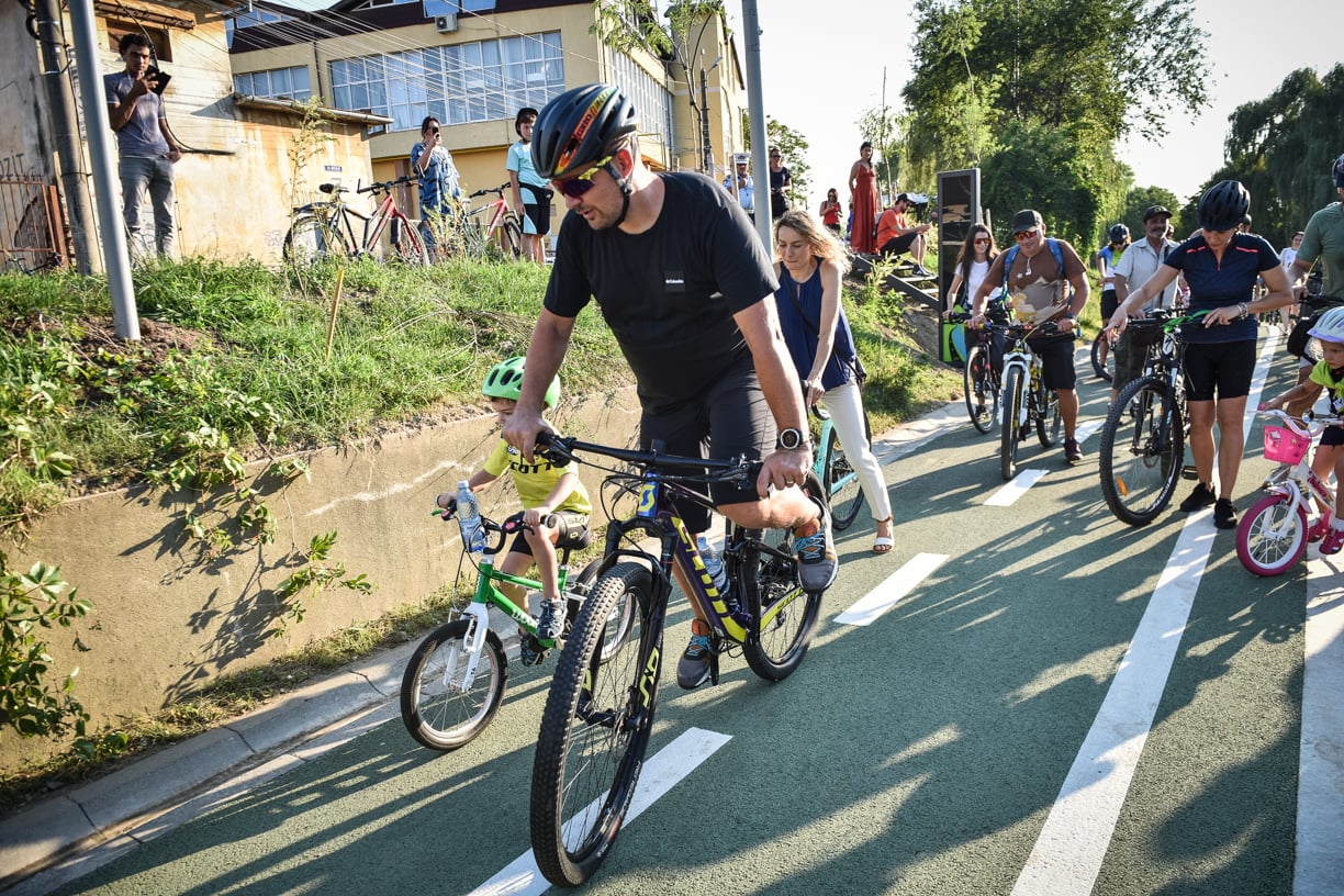 A fost inaugurată pista de pe malurile Cibinului. De la „cel mai spectaculos proiect pentru biciclete”, la plasticul reciclat care a înlocuit betoanele