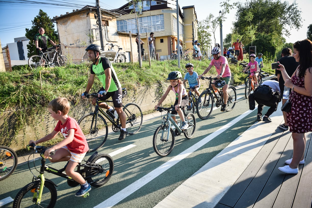 A fost inaugurată pista de pe malurile Cibinului. De la „cel mai spectaculos proiect pentru biciclete”, la plasticul reciclat care a înlocuit betoanele