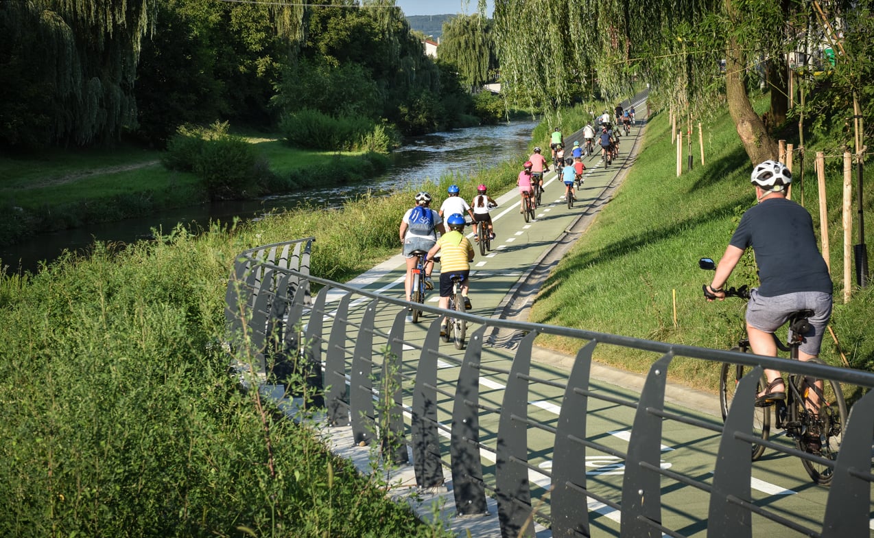 A fost inaugurată pista de pe malurile Cibinului. De la „cel mai spectaculos proiect pentru biciclete”, la plasticul reciclat care a înlocuit betoanele