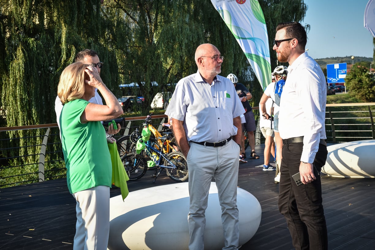 A fost inaugurată pista de pe malurile Cibinului. De la „cel mai spectaculos proiect pentru biciclete”, la plasticul reciclat care a înlocuit betoanele