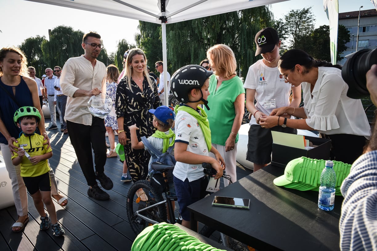 A fost inaugurată pista de pe malurile Cibinului. De la „cel mai spectaculos proiect pentru biciclete”, la plasticul reciclat care a înlocuit betoanele