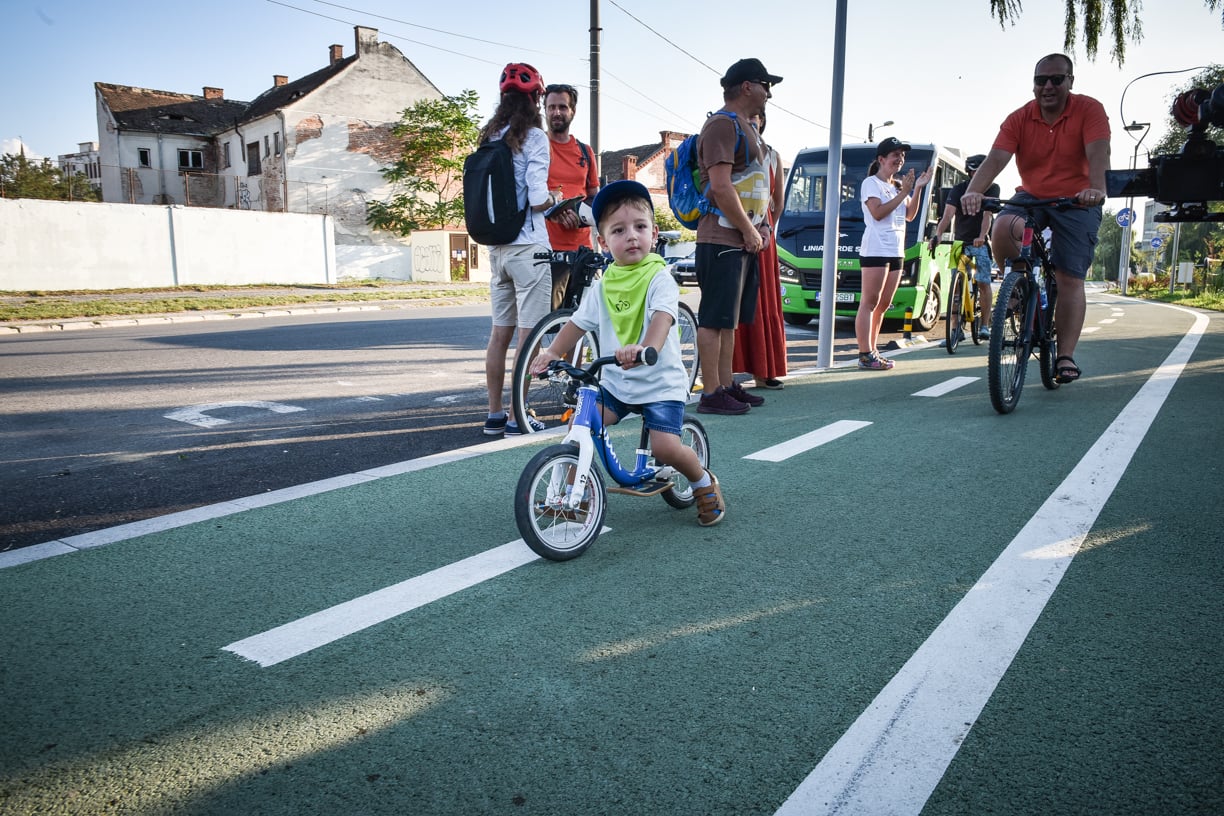 A fost inaugurată pista de pe malurile Cibinului. De la „cel mai spectaculos proiect pentru biciclete”, la plasticul reciclat care a înlocuit betoanele