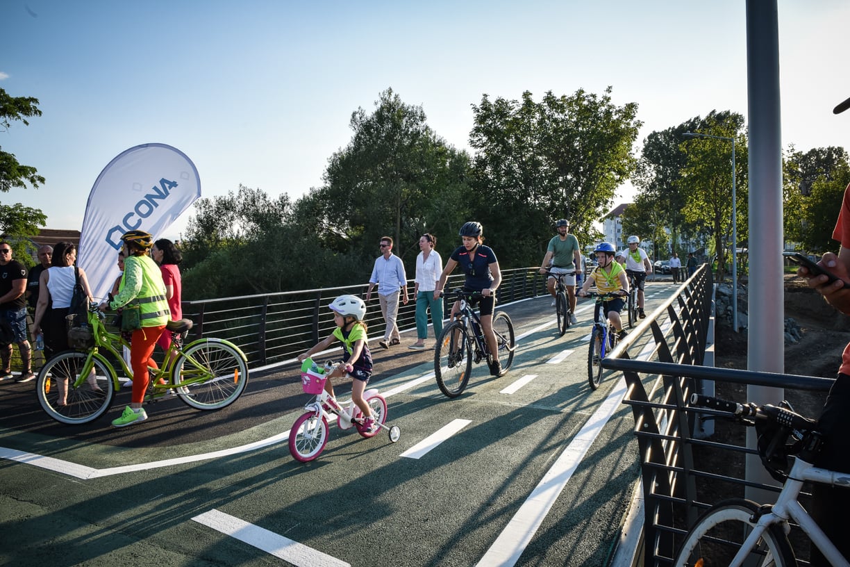 A fost inaugurată pista de pe malurile Cibinului. De la „cel mai spectaculos proiect pentru biciclete”, la plasticul reciclat care a înlocuit betoanele