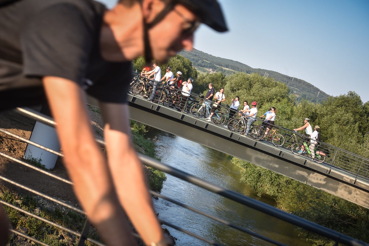 A fost inaugurată pista de pe malurile Cibinului. De la „cel mai spectaculos proiect pentru biciclete”, la plasticul reciclat care a înlocuit betoanele