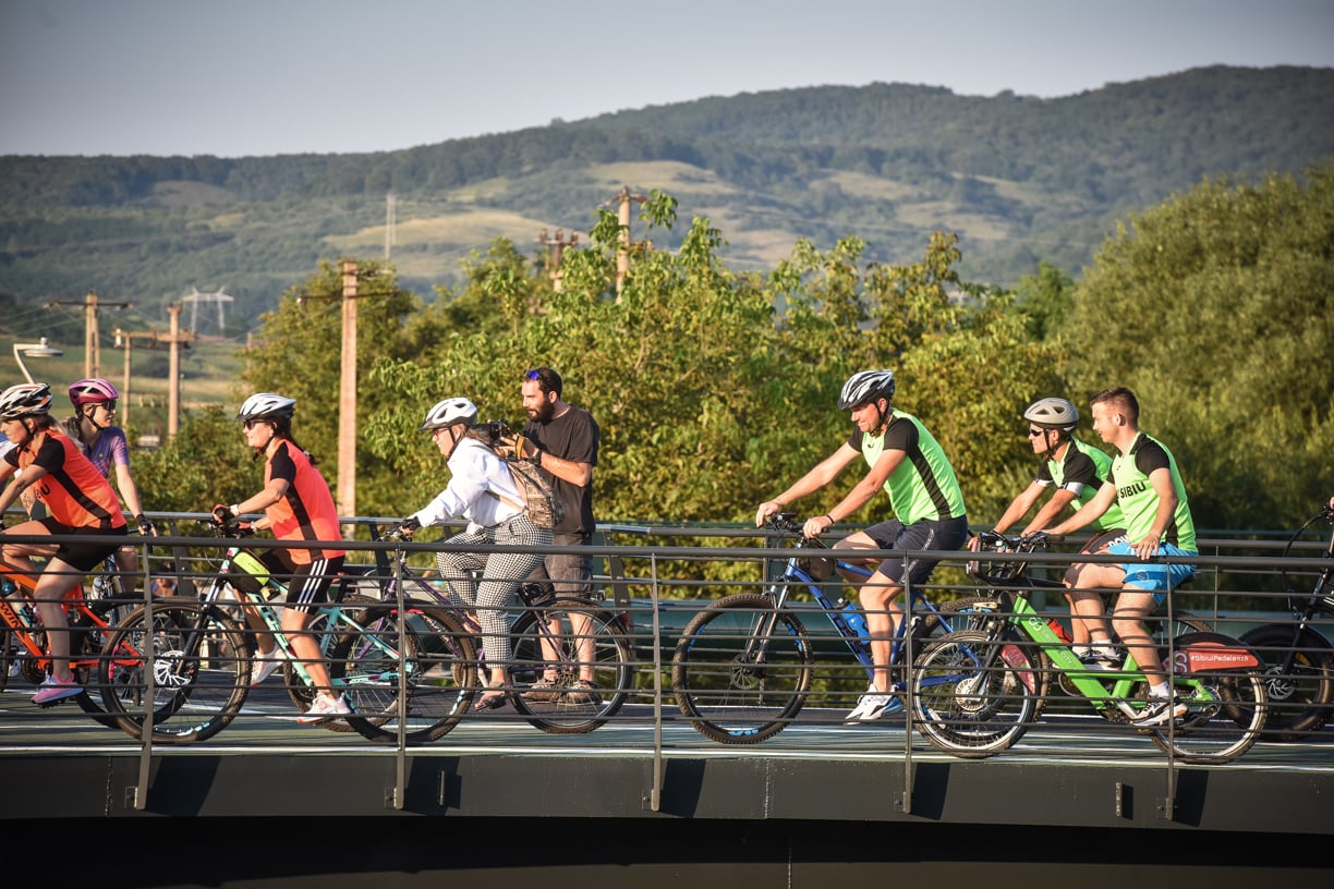 A fost inaugurată pista de pe malurile Cibinului. De la „cel mai spectaculos proiect pentru biciclete”, la plasticul reciclat care a înlocuit betoanele