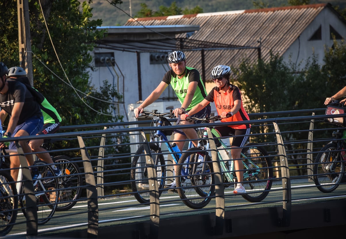 A fost inaugurată pista de pe malurile Cibinului. De la „cel mai spectaculos proiect pentru biciclete”, la plasticul reciclat care a înlocuit betoanele