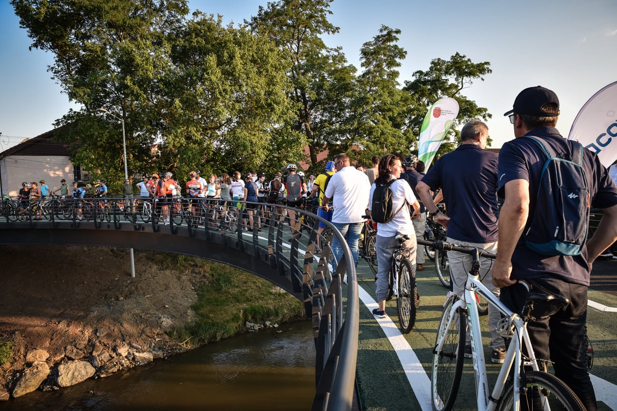 A fost inaugurată pista de pe malurile Cibinului. De la „cel mai spectaculos proiect pentru biciclete”, la plasticul reciclat care a înlocuit betoanele