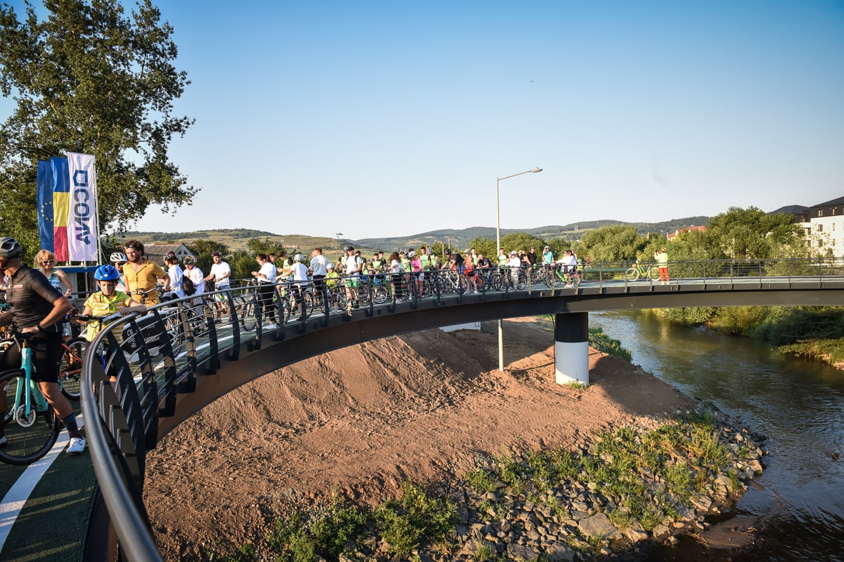 A fost inaugurată pista de pe malurile Cibinului. De la „cel mai spectaculos proiect pentru biciclete”, la plasticul reciclat care a înlocuit betoanele