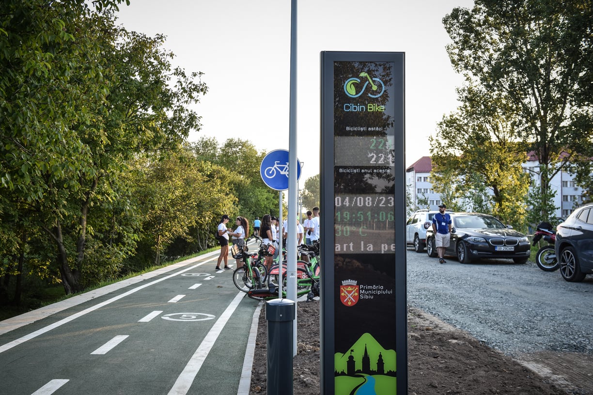 A fost inaugurată pista de pe malurile Cibinului. De la „cel mai spectaculos proiect pentru biciclete”, la plasticul reciclat care a înlocuit betoanele