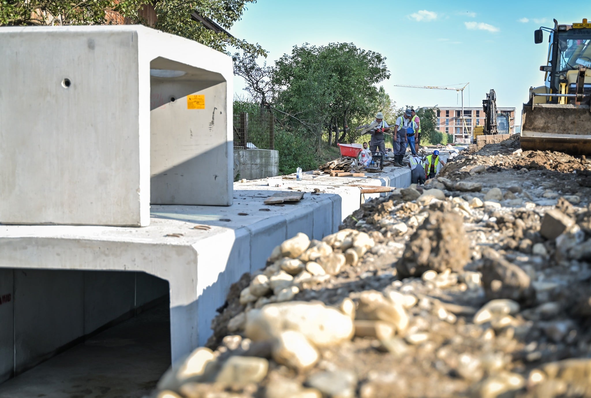 Lucrările de pe strada Bruxelles, ce va uni Zona Industrială Vest de Calea Șurii Mici, evoluează. Fodor: „Este o stradă importantă”
