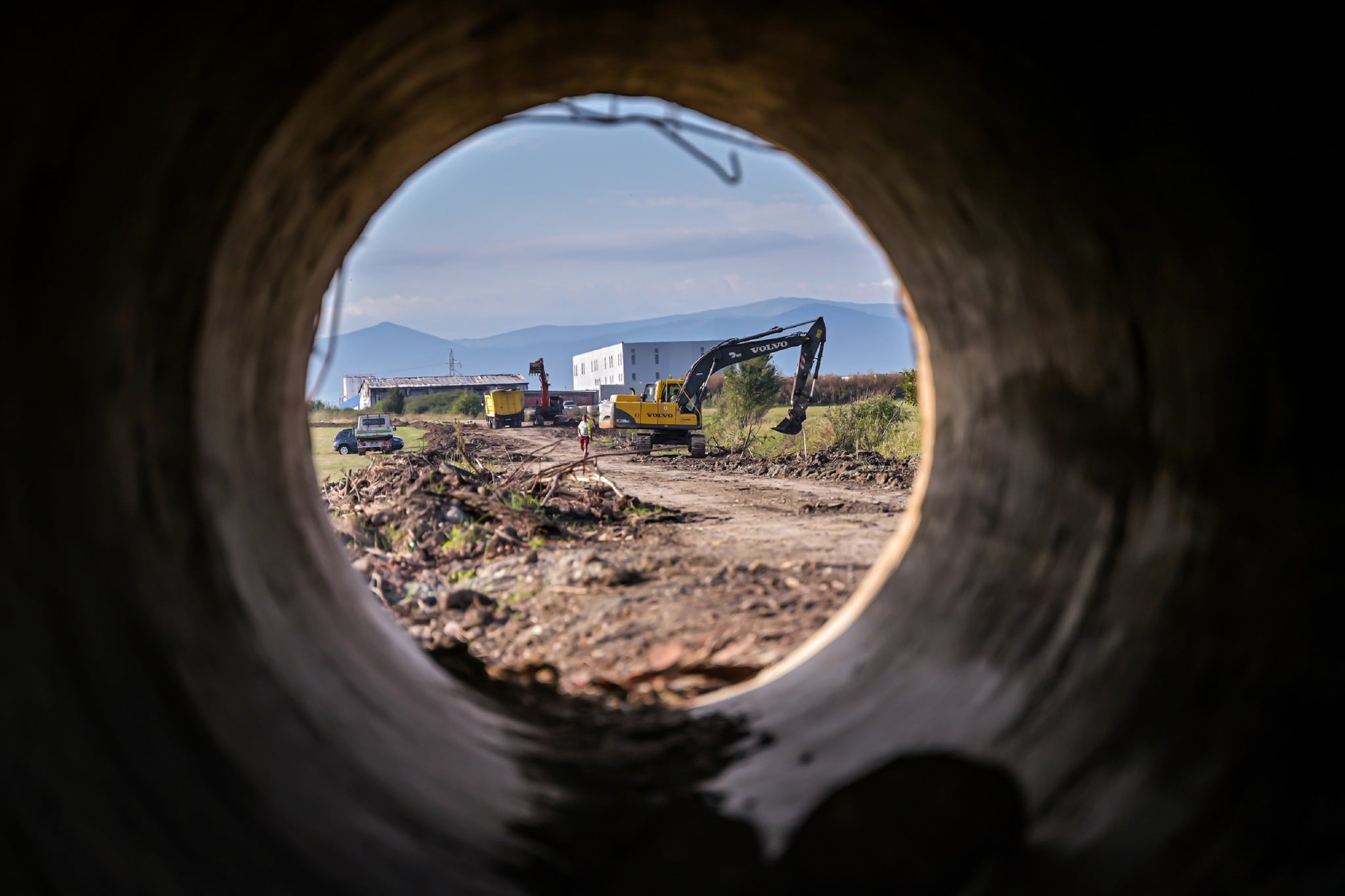 Lucrările de pe strada Bruxelles, ce va uni Zona Industrială Vest de Calea Șurii Mici, evoluează. Fodor: „Este o stradă importantă”
