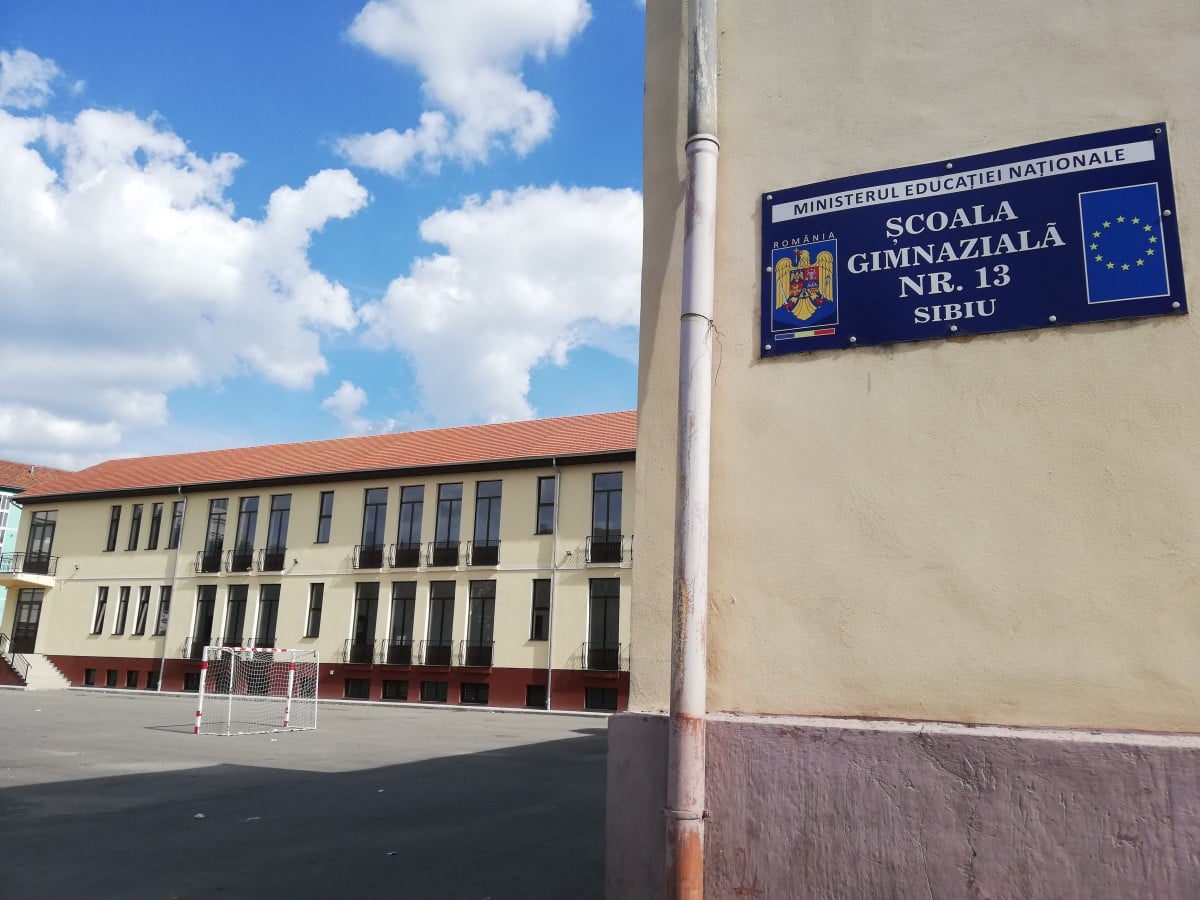 Mama unui elev din clasa a VII-a a Școlii gimnaziale nr. 13 a anulat, prin instanță, scăderea notei la purtare a fiului său. Foto: arhiva turnulsfatului.ro