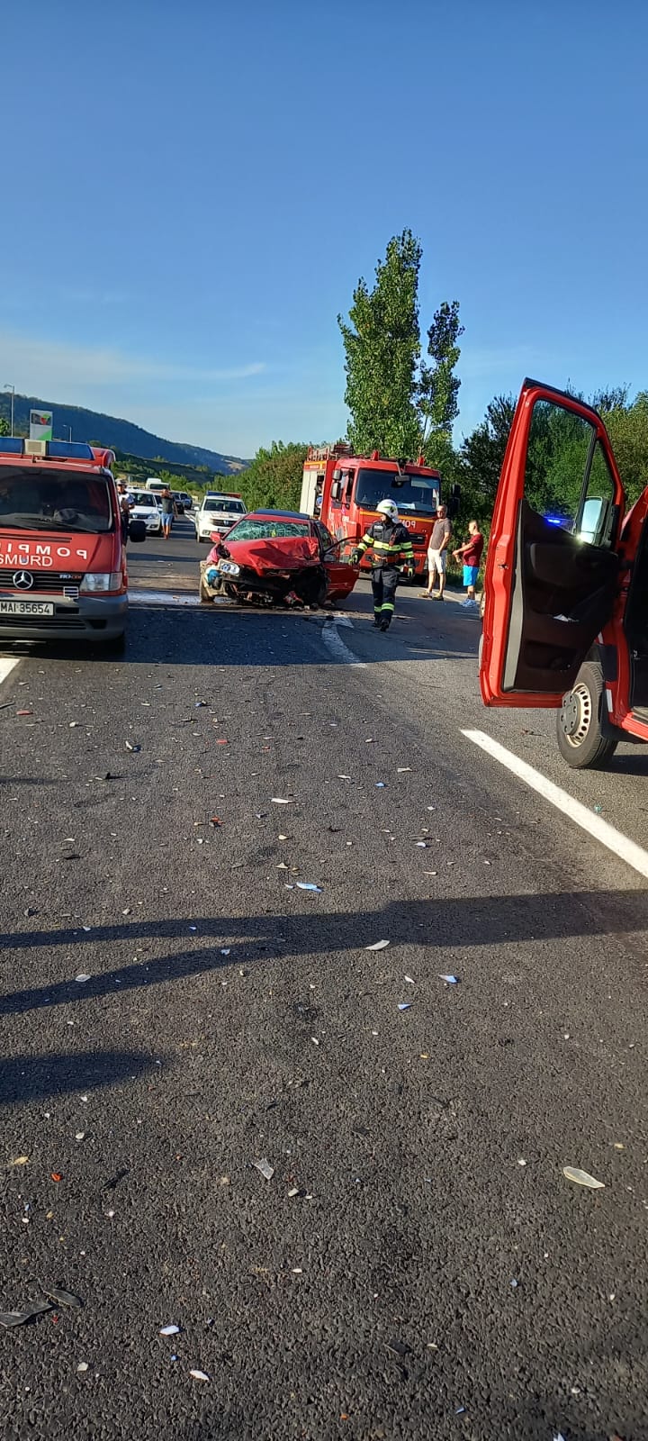 Actualizare: Trei adulți și un minor au ajuns la spital în urma accidentului grav de pe DN 14, aproape de Șeica Mare. Traficul a fost reluat