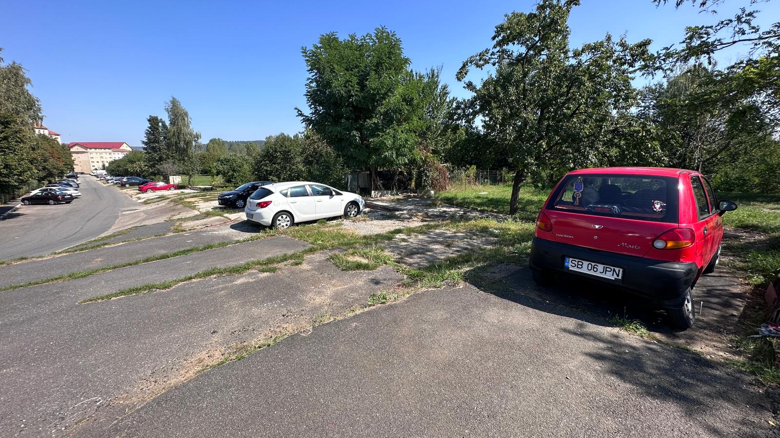 Ce vrea să facă primăria în Vasile Aaron, pe locul garajelor demolate. Locatar: Ne-au pus să le dăm jos și a rămas teren viran de un an