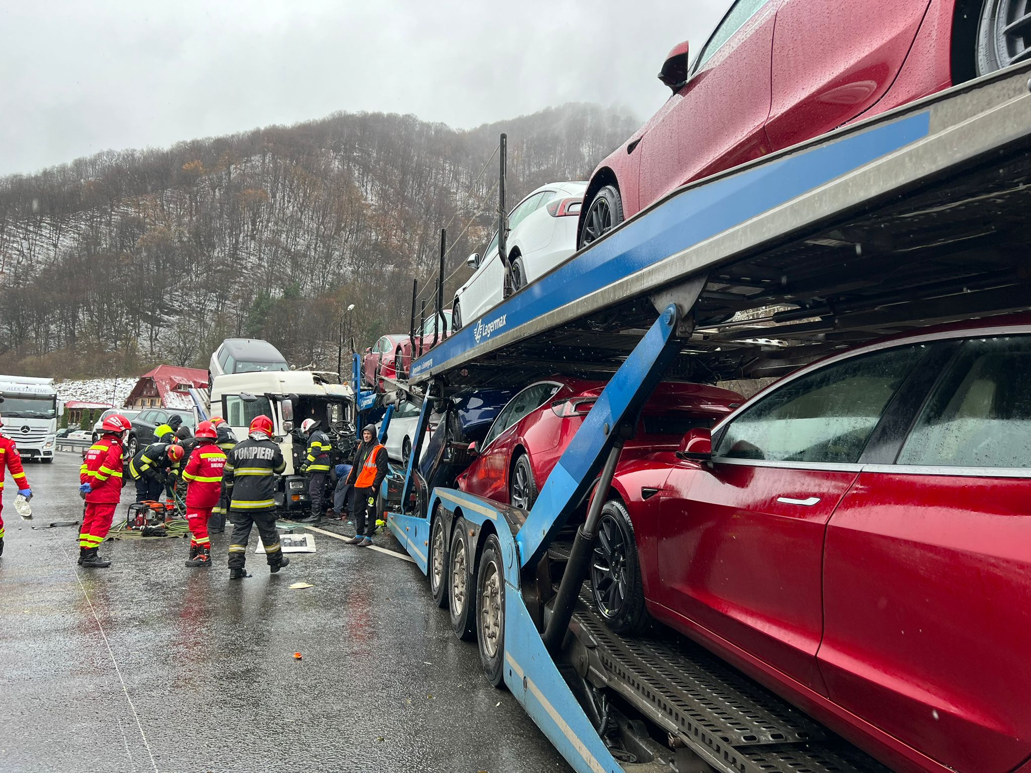 O platformă auto cu mașini Tesla, implicată într-un accident pe Valea Oltului